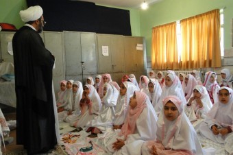 مراسم جشن تکلیف دانش‌آموزان دختر دبستان شهید سبزی الیگودرز برگزار شد